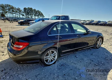 2012 Mercedes-Benz C 250 z USA, uszkodzony, nr VIN WDDGF4HB8CR222494